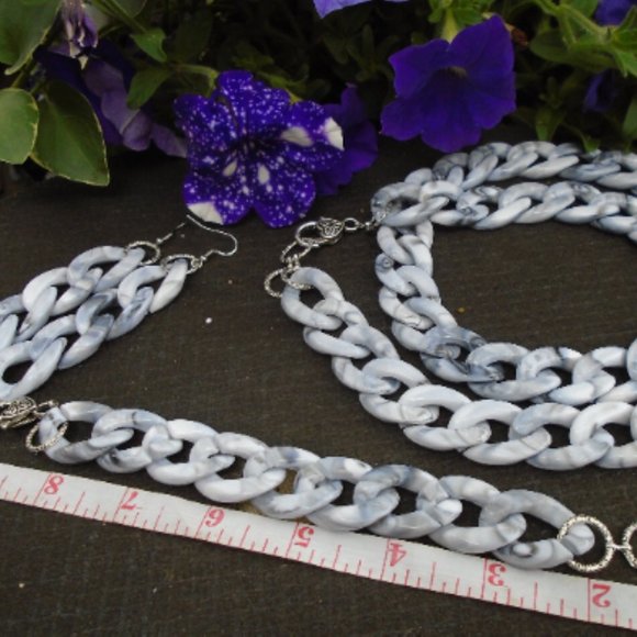NWOT Big thick chunky Faux marble Acrylic necklace, earrings and bracelet set - Picture 3 of 5
